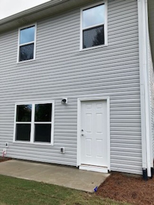 Foto del edificio - BRAND NEW CONSTRUCTION 3 BED 2.5 BATH!