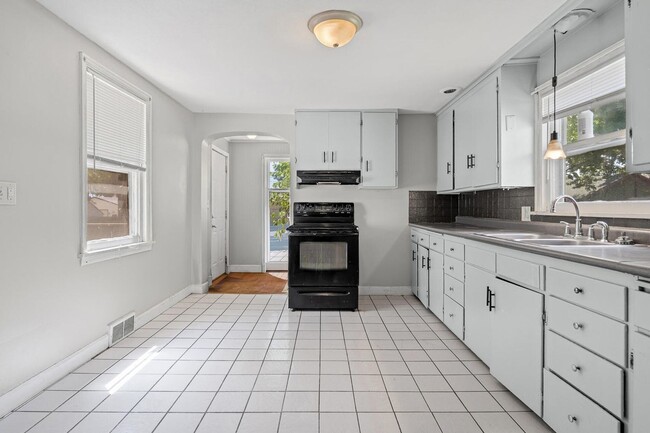Building Photo - 3 bed/1 bath Northside Home
