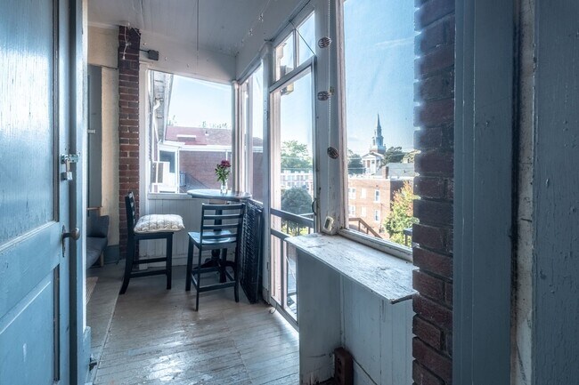 Foto del edificio - Historic Apartment near downtown with a vi...