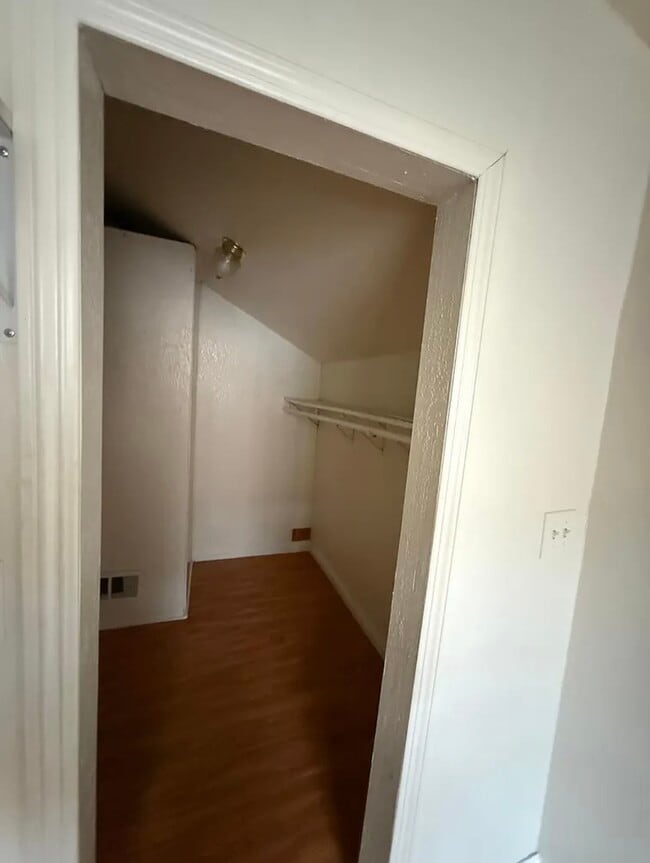 Foto del edificio - 815-825 E Channel St