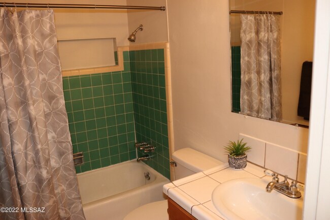 Foto del edificio - 6139 E 2nd St