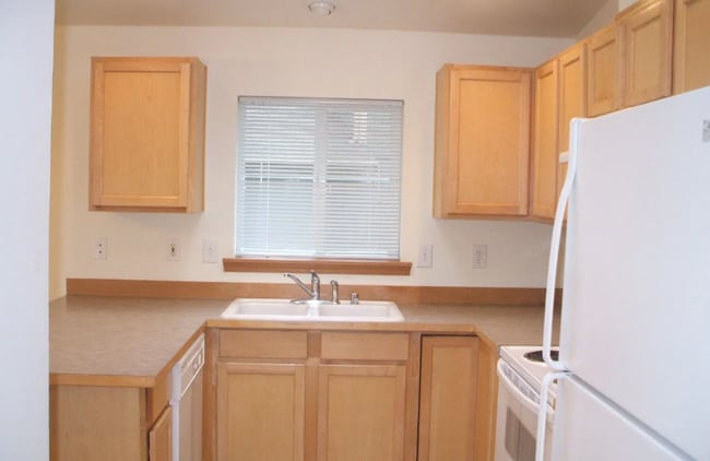 Building Photo - Spacious 3BD 2BA