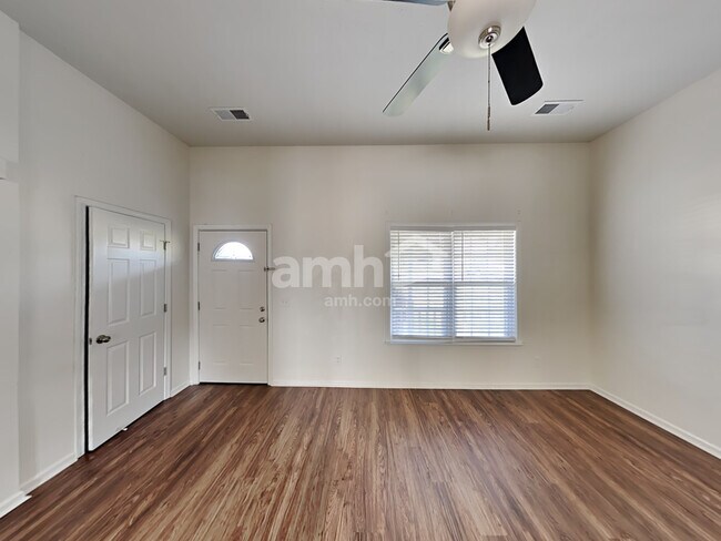 Foto del edificio - 2114 Debbie Ln