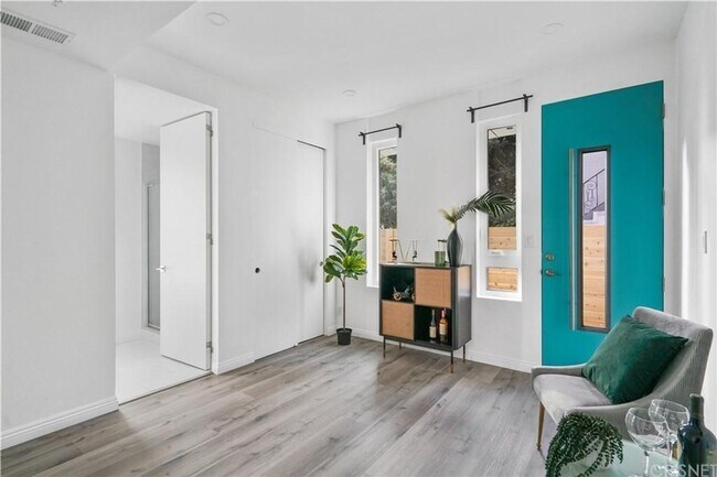 Foto del edificio - 837 N Kingsley Dr