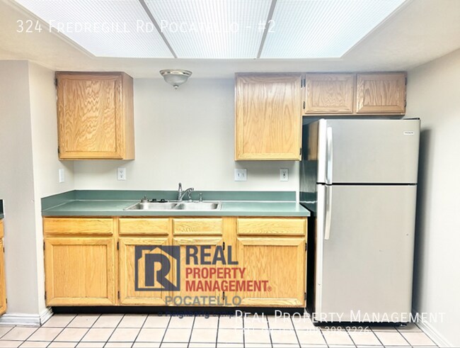 Building Photo - 3 Bedroom 2 Bath Apartment - Pets Negotiable