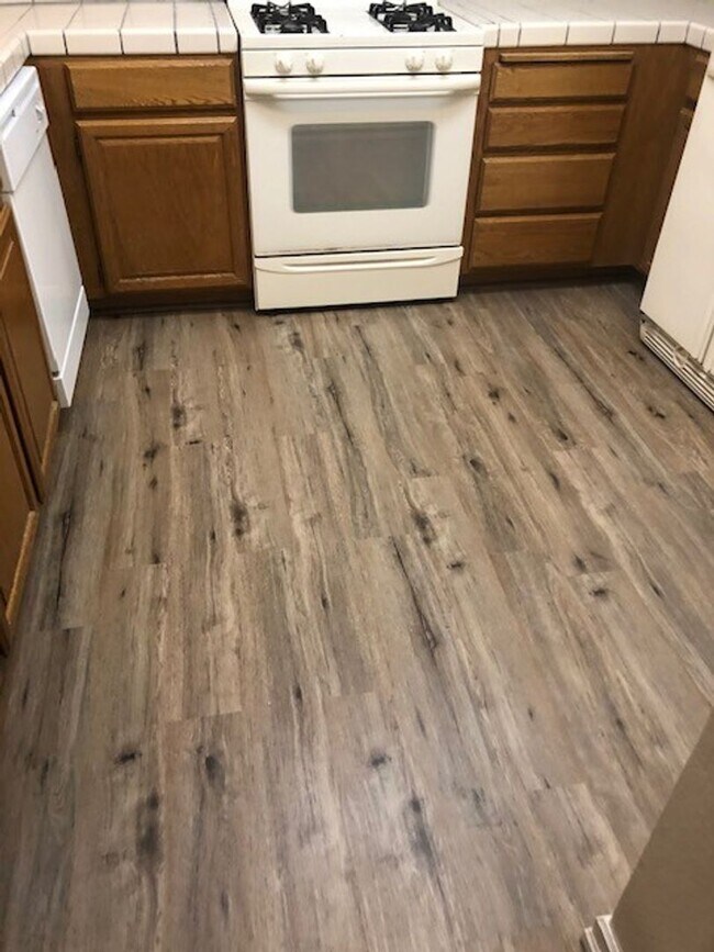 Building Photo - Convenient Location!