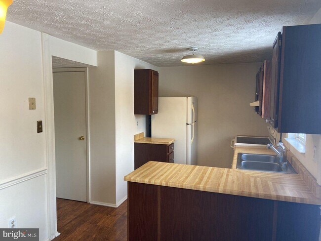 Building Photo - 10504 Saddlebrook Ct
