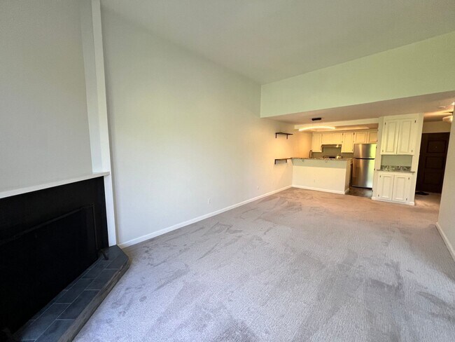 Building Photo - LARGE UPPER UNIT ONE BEDROOM CONDO IN SHEL...