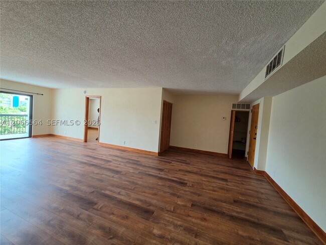 Foto del edificio - 1301 NE 7th St