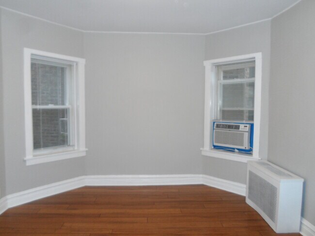 Building Photo - 5408 N Sawyer Ave