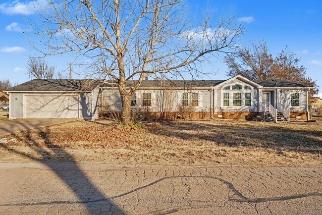 3-Bed Home with Fireplace, Fenced Yard & Flexible Living Space - 3-Bed Home with Fireplace, Fenced Yard & Flexible Living Space