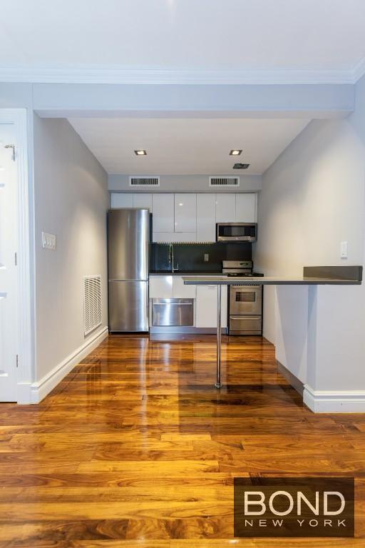 Building Photo - 350 W 21st St