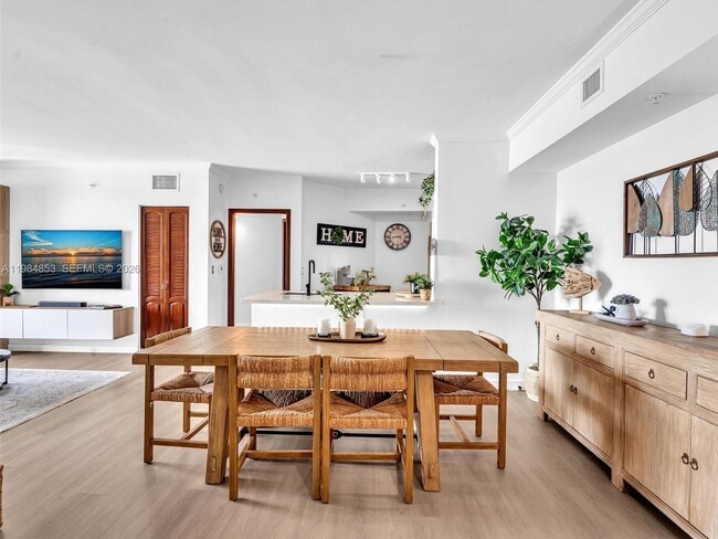 Foto del edificio - 17150 N Bay Rd