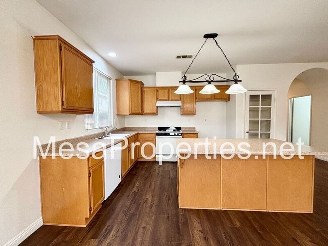 Building Photo - 12261 Luna Rd