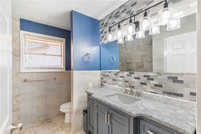 Building Photo - 209 Helena St