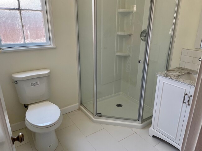 Building Photo - 6914 N Vista St