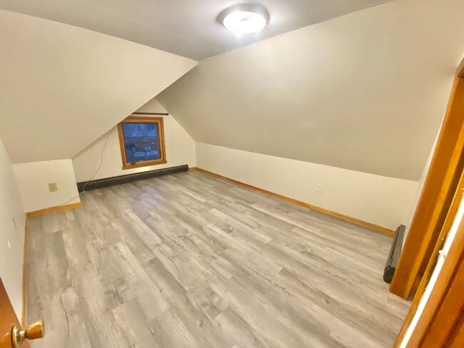 Building Photo - 203 Maple St