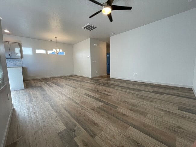 Building Photo - 377 S Calf Crk Ave