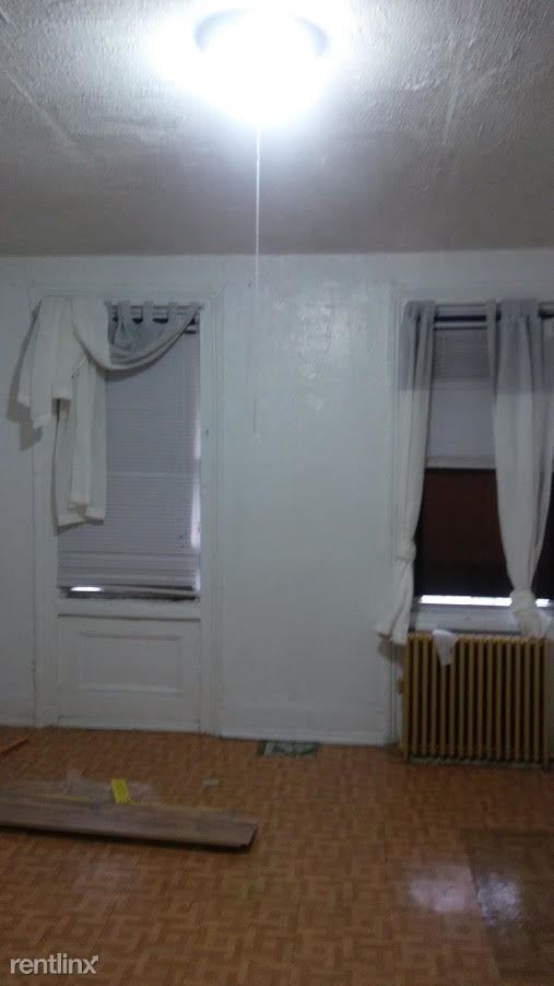 Foto del edificio - 242 Montrose Ave