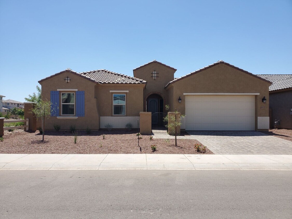5 Bedroom - Large Newer Build - Great Location - 5 Bedroom - Large Newer Build - Great Location