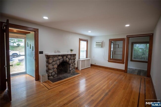 Foto del edificio - 31 W Spring Valley Ave