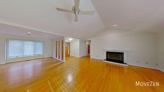 Foto del edificio - 2323 Ridgefield Dr