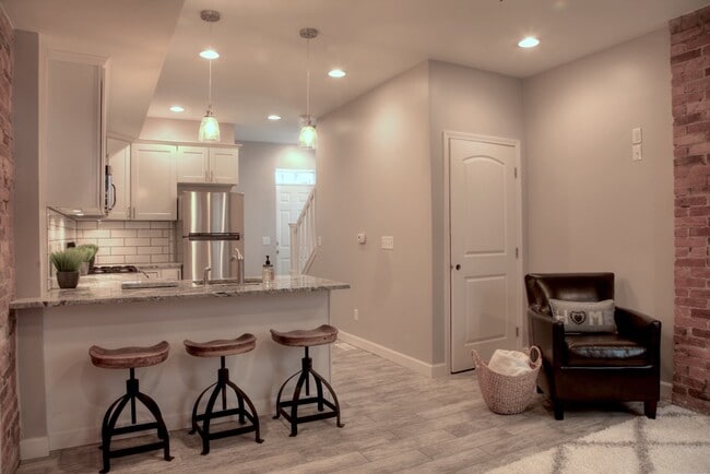 Foto del edificio - 323 Parkwood Ave