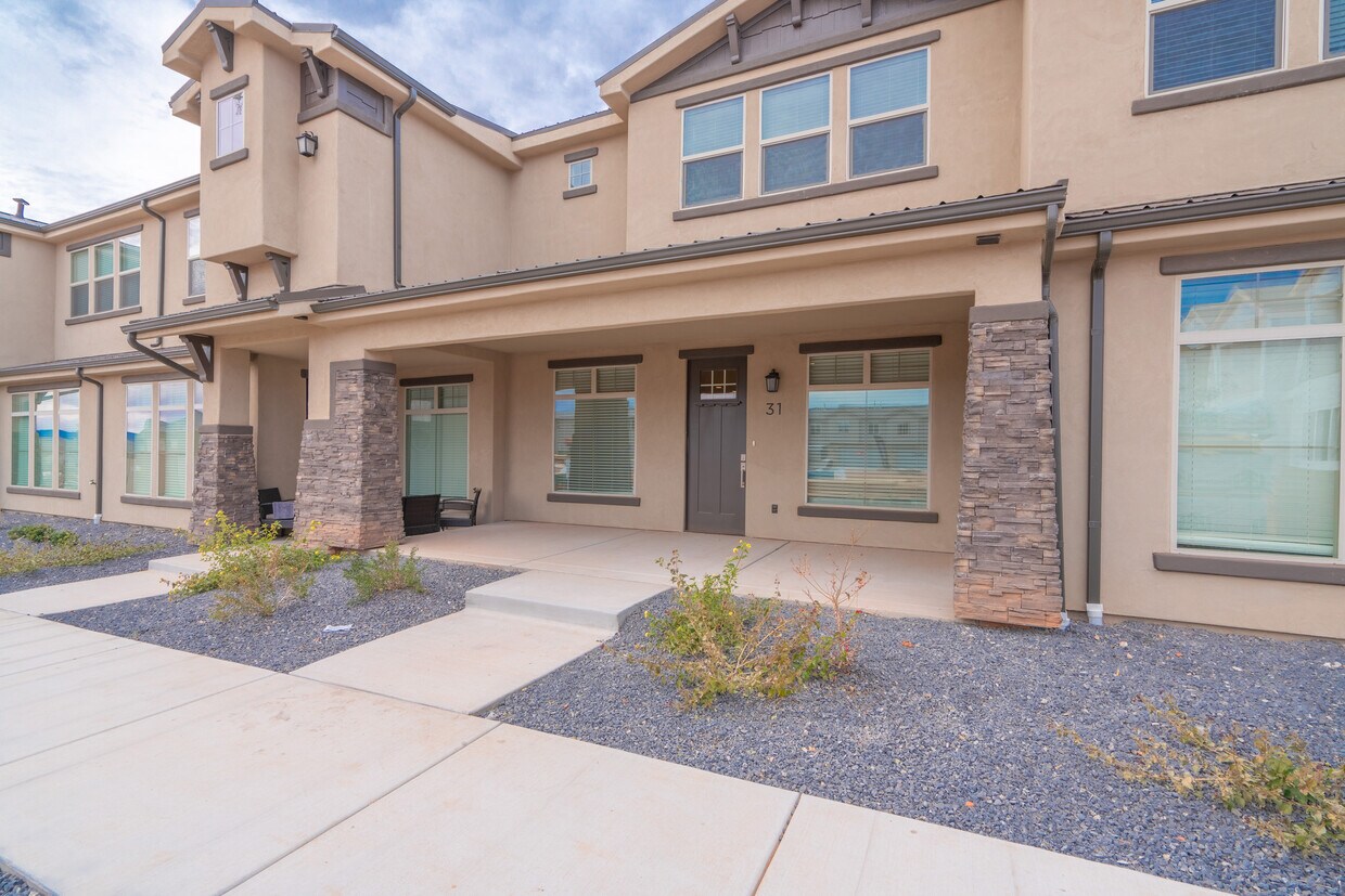 Foto principal - 687 S Guy Ln