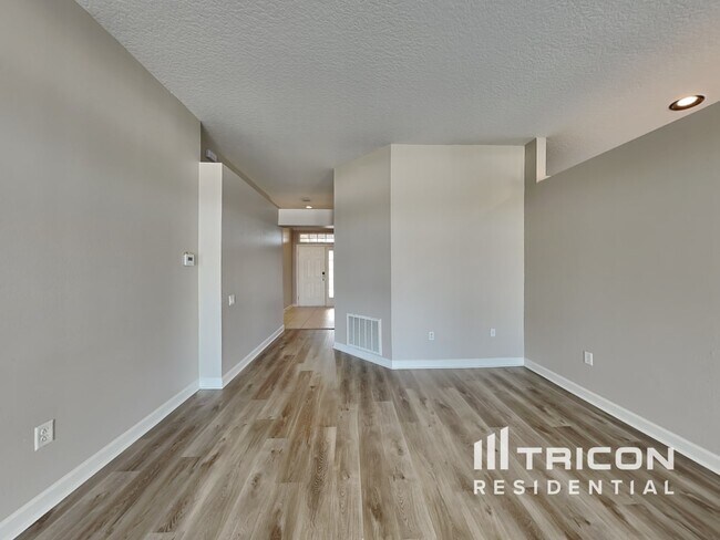 Building Photo - 945 Ridge Haven Drive Brandon FL