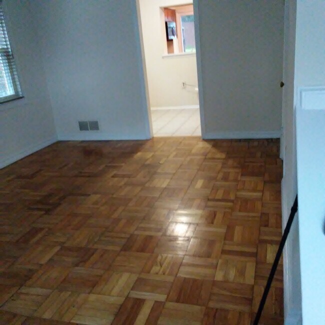 Sala de estar - 5830 Biscayne Dr