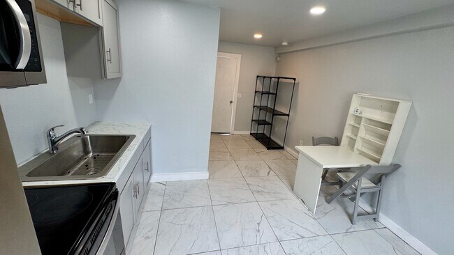 Foto del edificio - 2115 Broadway Avenue J