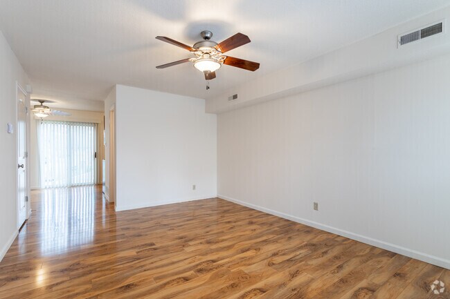 Casa adosada de 2HAB, 1.5BA - 1,020 ft² - Whitehall Apartments