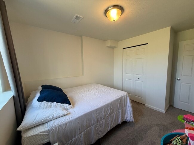 Building Photo - Spacious & Fully Furnished 5-Bedroom Colon...