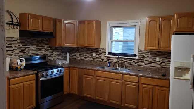 KITCHEN - 38 Dassing Ave