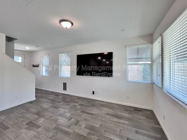 Foto del edificio - 2038 N Perry Ln