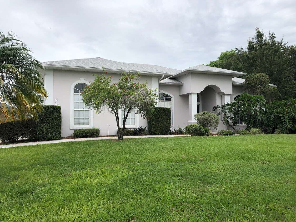 Foto principal - LakeFront Home with Dock in Haines City. L...