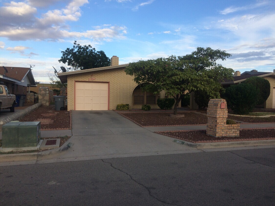 Front house and yard - 1810 Jack Nicklaus Dr