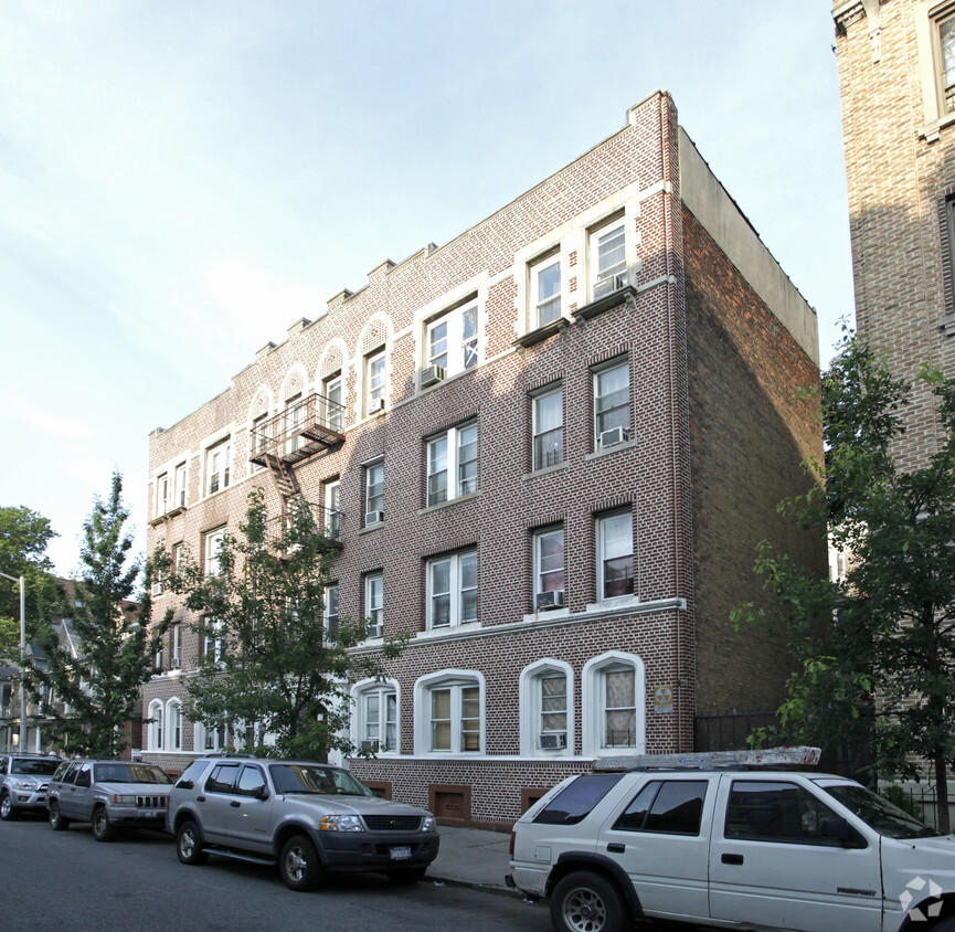 Building Photo - 662 E 21st St