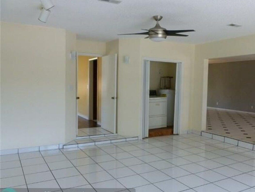 Foto principal - 5301 Johnson St