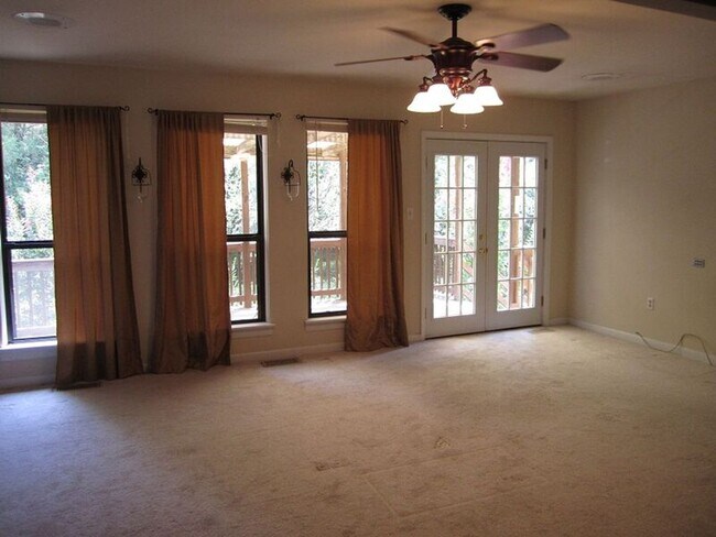 Foto del edificio - 10113 Carol Anne Rd