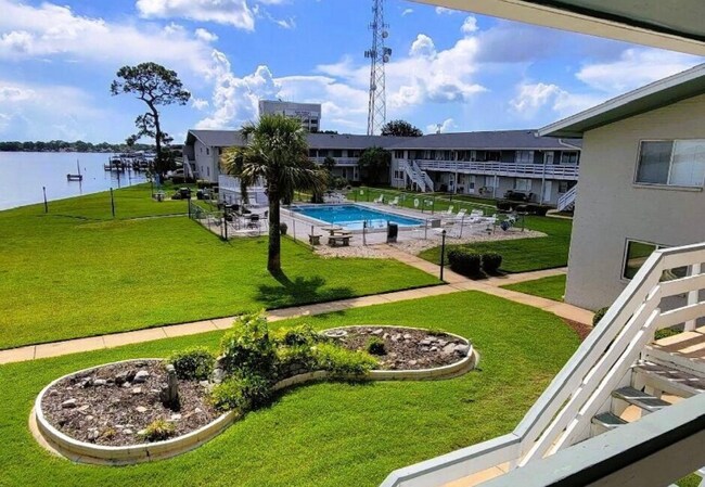 Foto del edificio - 726 Eglin Pkwy NE