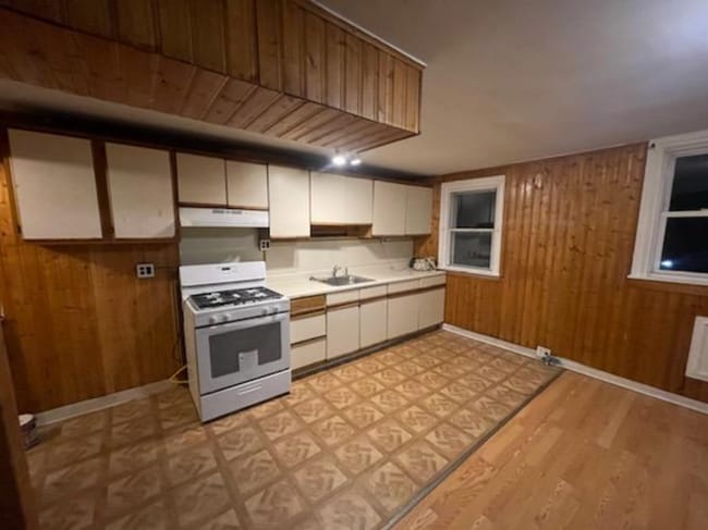Open concept kitchen with plenty of cabinet space - 3945 Elsinore St