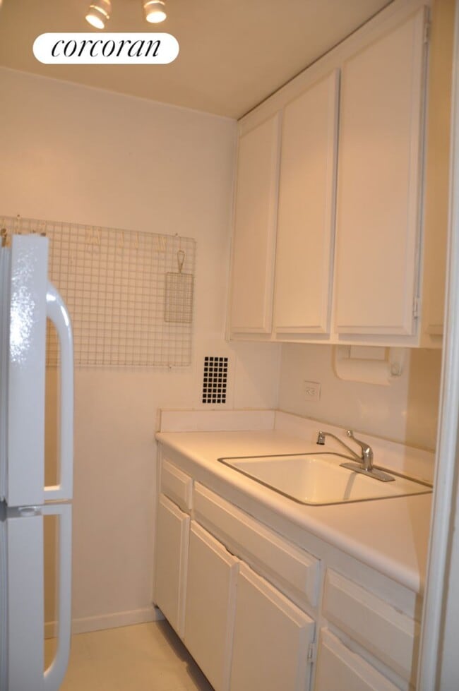 Building Photo - 220 E 57th St