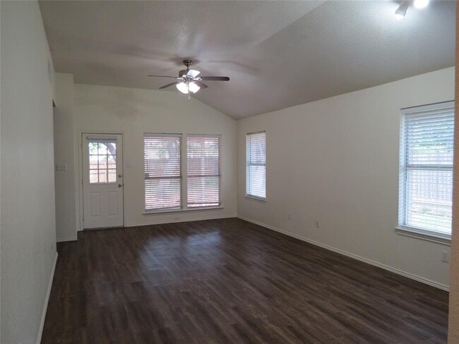 Foto del edificio - 1503 Serene Oaks Dr
