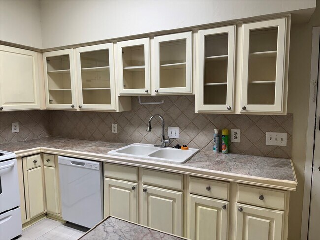 Building Photo - 10811 Richmond Ave.