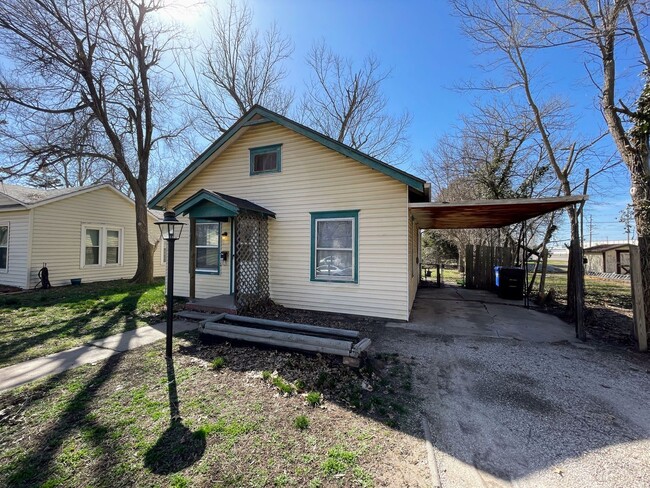 Building Photo - 2 bed home with large backyard in Mcpherson