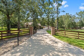 Building Photo - 15456 Pin Oak Dr
