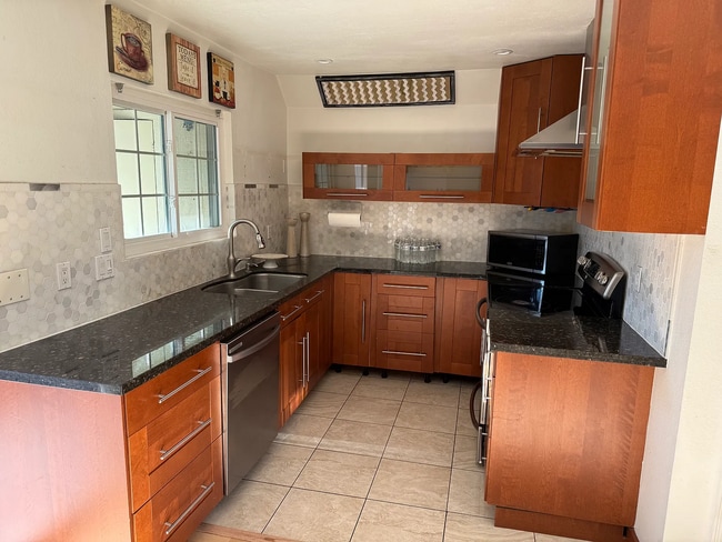 Building Photo - Luxurious 2-Bedroom Townhouse in Gated Com...