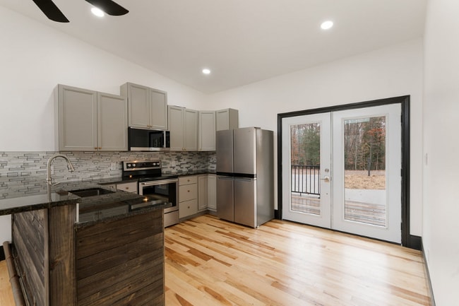 Building Photo - 92 Riverside Dr