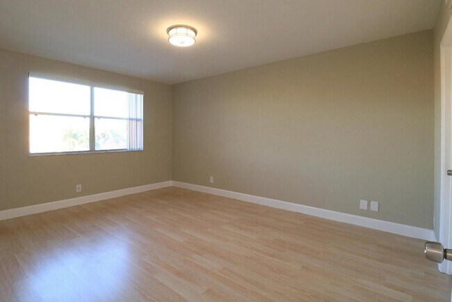 Foto del edificio - 9055 Wiles Rd